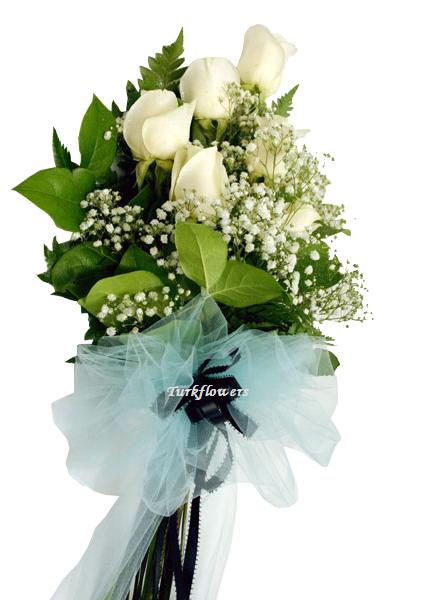 6 Adet beyaz g�lden olu�an buket<br>6 Adet beyaz g�l cipsofilya ile mavi t�lde d�zenlenmi� . Ortalama boyutlar� 35x45cm